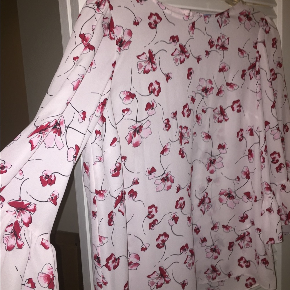 Worn once CeCe 3/4 Floral Bell Sleeve Blouse